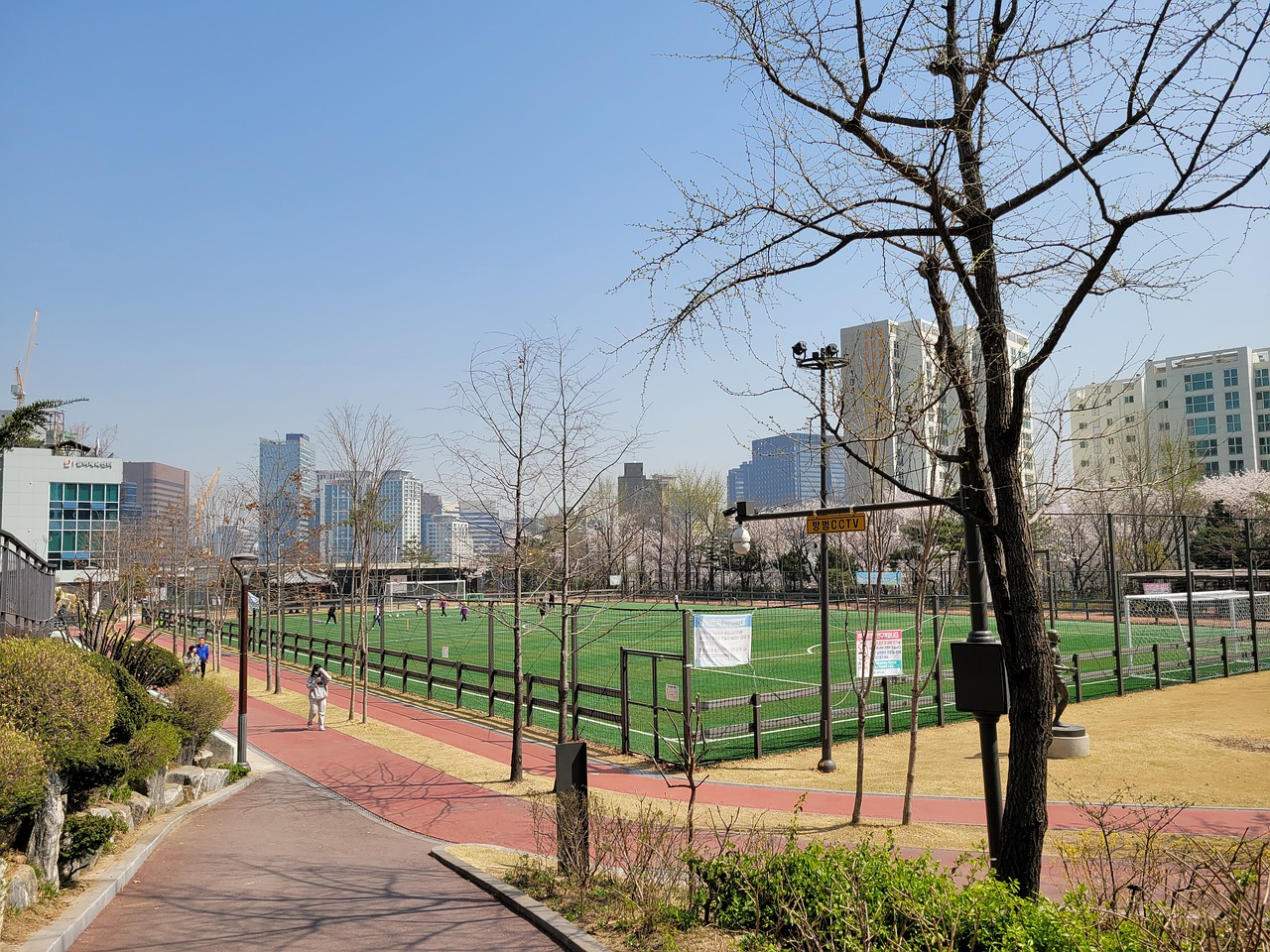 这37岁？实拍：梅西面对包夹轻松突围引现场球迷惊呼.